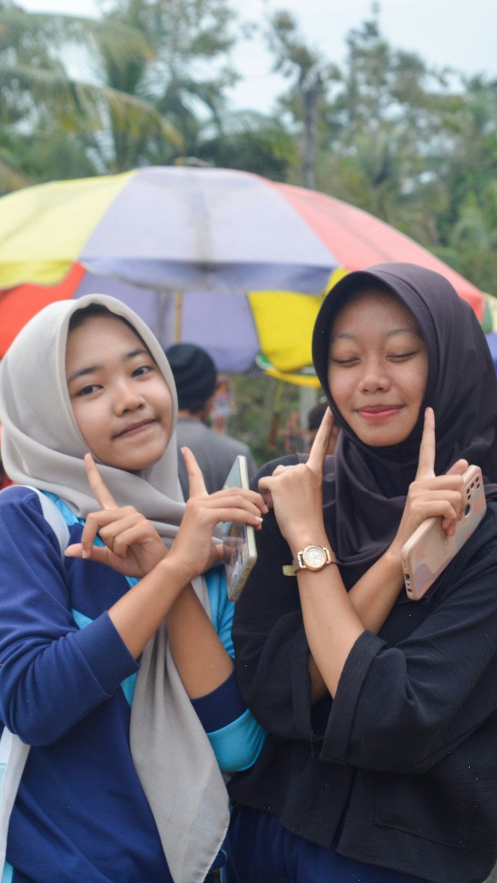 Friends at a market posing